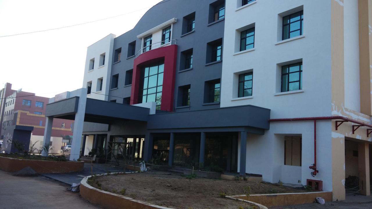 Max Hotels Jabalpur Bagian luar foto