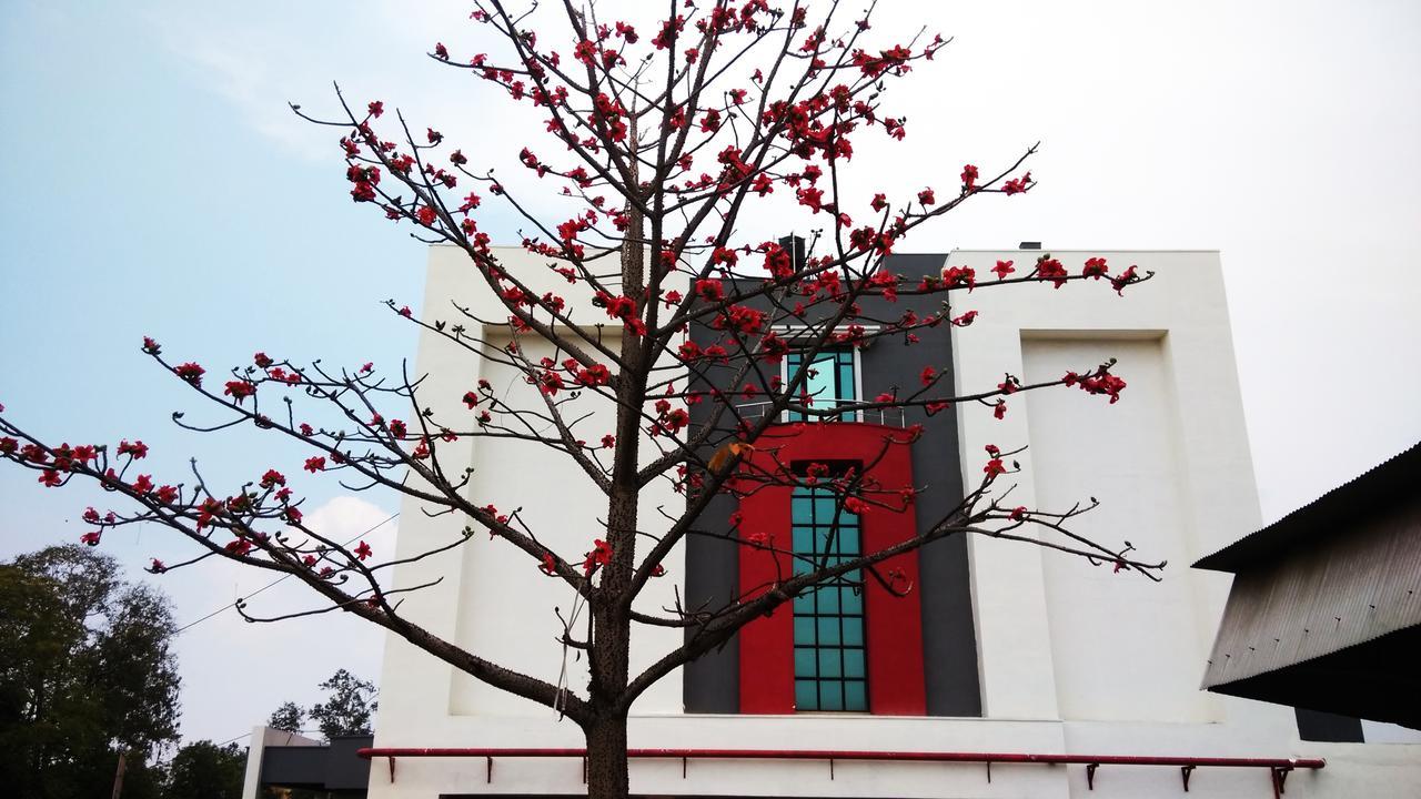 Max Hotels Jabalpur Bagian luar foto